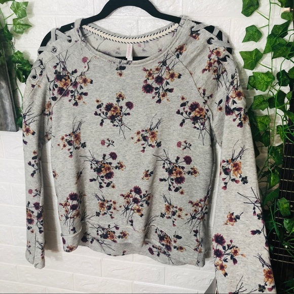 •🌼3/$30🌼Xhiliration Grey Floral Printed Crew Neck Sweater Size Medium - Picture 3 of 16